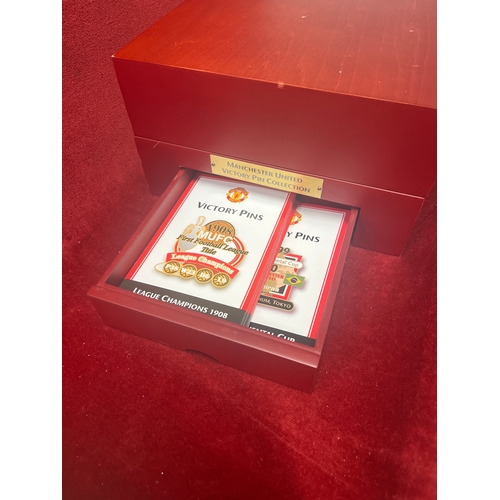 52 - Manchester United Victory Pin collection , 44 badges Danbury mint (6  missing badges available). Dra... 