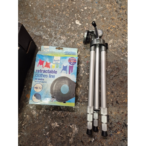 252 - Box of mixed kitchenware and household items