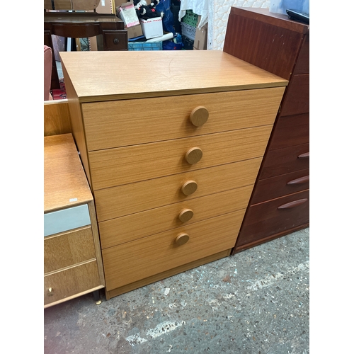 301 - Vintage golden oak effect chest of drawers, tallboy-style unit featuring five graduated drawers and ... 