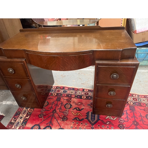 307 - Dressing table, most likely dating from the 1930s to 1940s, in an Art Deco style uniquely shaped cen... 