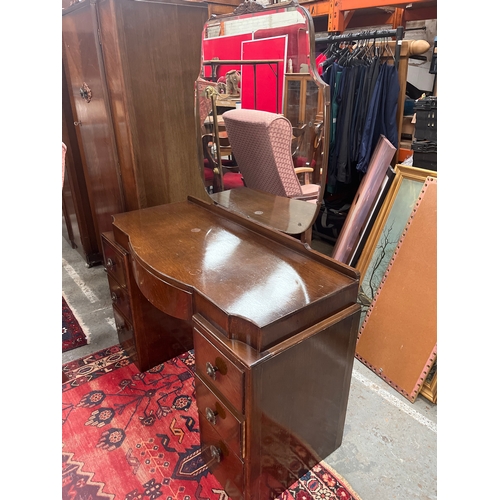 307 - Dressing table, most likely dating from the 1930s to 1940s, in an Art Deco style uniquely shaped cen... 