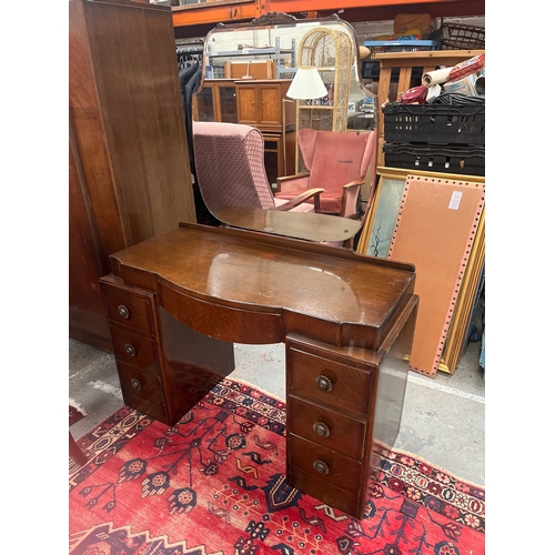 307 - Dressing table, most likely dating from the 1930s to 1940s, in an Art Deco style uniquely shaped cen... 