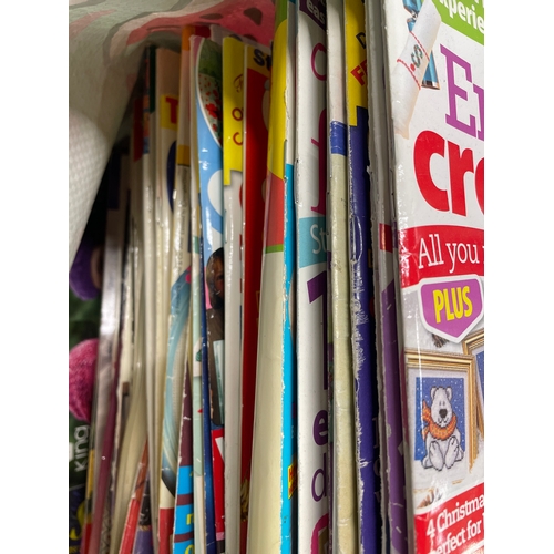 362 - Quantity of crafting -cross stitch magazines & also tapestry wool & knitting wool.