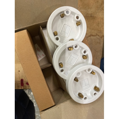 400 - Polyblok terminals, Ceiling roses, 30/50 amp cooker unit, sanding blocks.