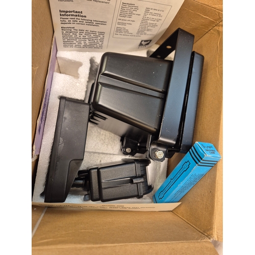 413 - Halogen lamp security floodlight system