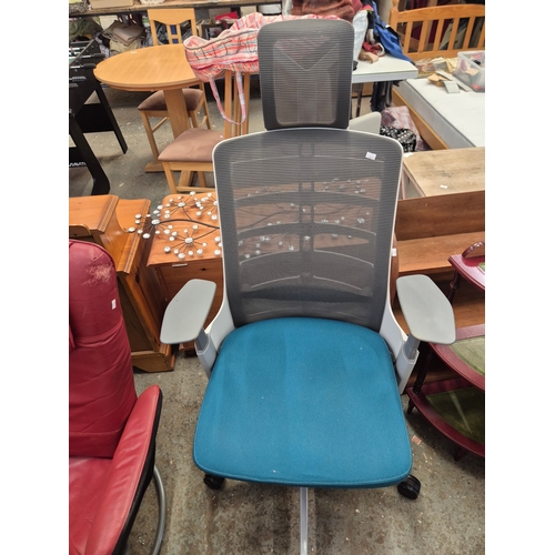 437 - grey and white ergonomic mesh office chair with a blue seat
