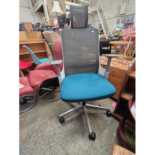 437 - grey and white ergonomic mesh office chair with a blue seat