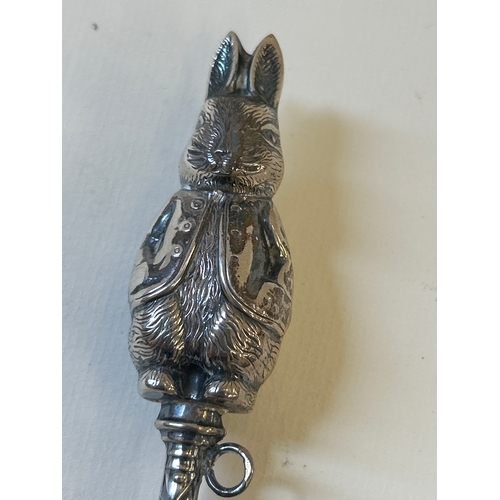 17 - A vintage sterling silver child&rsquo;s rattle featuring a Peter Rabbit figure. Marked 925 & wit... 
