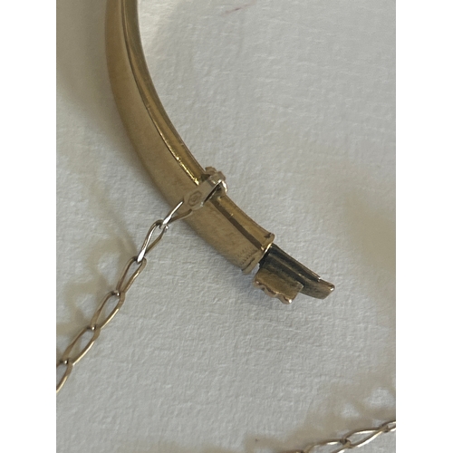 36 - Vintage 18ct rolled gold bangle engraved with foliate design. Marked 1/5 t 18ct. The safety chain is... 