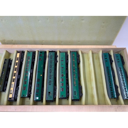 239 - Hornby 00 gauge 12 southern rail slam door carriages in southern green, tin plate, numbers include S... 