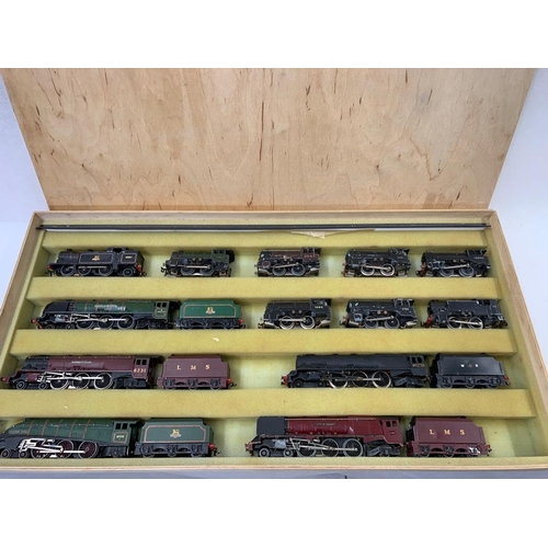 240 - collectors box  
  
 Dublo EDL17, TTR 498561, Dublo ELD12, Dublo E62, DubloA6, Dublo 2226 
  
 condi... 