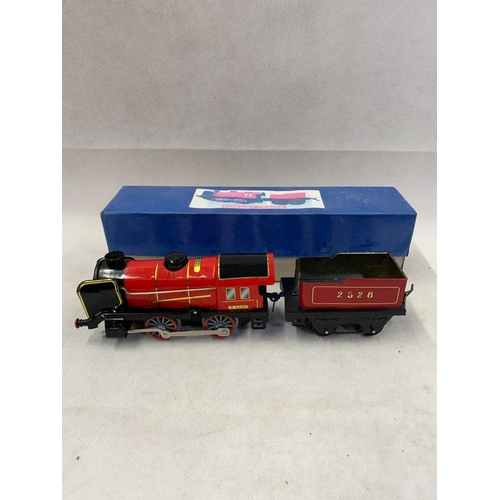 421 - Hornby 0 Gauge clockwork 0-4-0 loco for Hachette (France) with tender, 2582, both in scarlet finish ... 