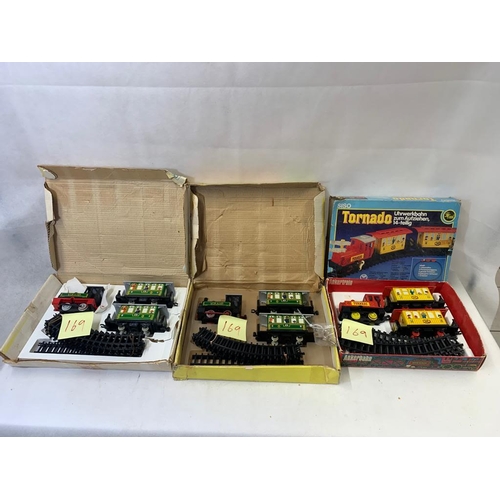 586 - ANKERTRAIN clockwork Tornado passenger train with 2 tin plate 4 wheel carriages and plastic track pl... 