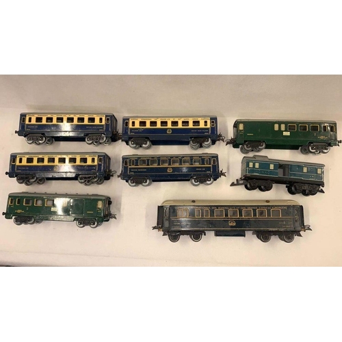 127 - Hornby 0 Gauge Rolling Stock 8 passenger carriages for French models, very play worn 
 Condition 4 
... 