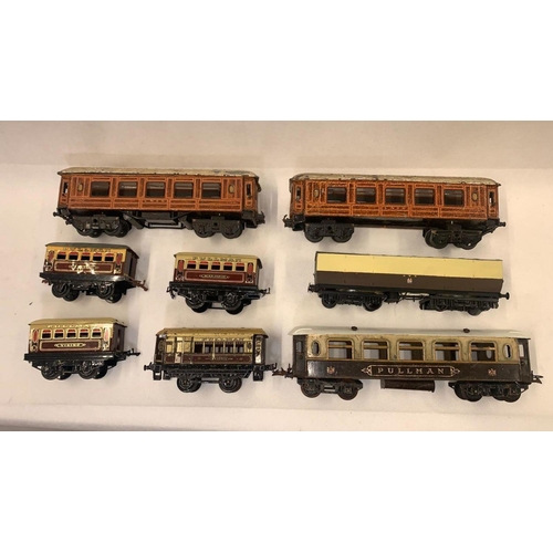 129 - Hornby Meccano 0 Gauge tin carriages, 2 x Pullman, 2 LNER twin bogey, 1 x 8 wheel twin bogey, 1 x 8 ... 