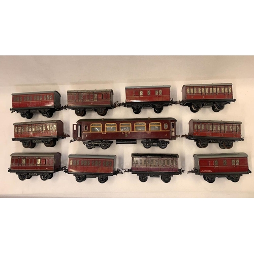 142 - Hornby early 4 wheel tinplate carriages, 1 twin bogey carriage in Maroon no. 402, 1st class & openin... 