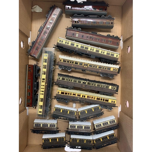 286 - Hornby Dublo, TRIX etc Chocolate & cream and Maroon carriages, 9 x plastic, 9 x Metal 
 Condition 5 ... 