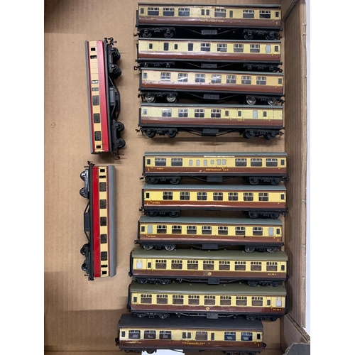 287 - 12 assorted Hornby, Dublo Mark 1 carriages 
 Condition 3 
  
 629