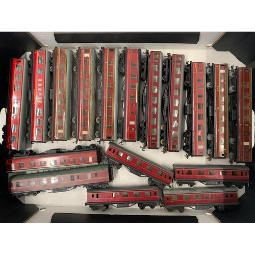 292 - BR Maroon Hornby Dublo etc box of carriages 
 Condition 5-6 
  
 634