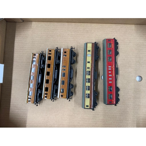 305 - 3 x Dublo vintage tin LNER carriages & maroon super detail composite 4006 coach cond. 4. �50-10 
 Co... 