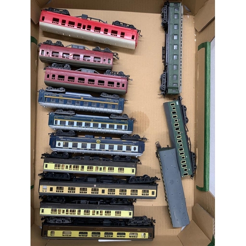 342 - 13 x 00 gauge plastic mixed carriages 
 Condition 4 
  
 600