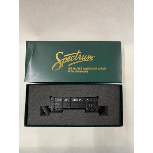 593 - Bachmann Spectrum 27023 box car and 27862 Freight Car 
  
 Condition 1 
  
 660