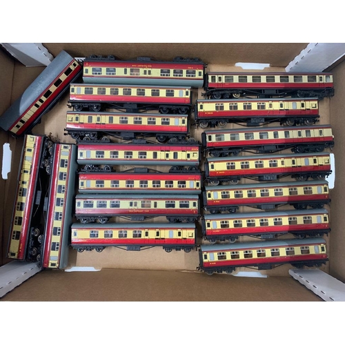 294 - Box of carriages Hornby blood and custard MK1 vintage 
 Condition 4 
  
 636