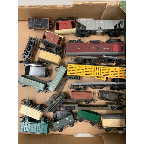 319 - 24 x 00 gauge plastic Triang mixed freight rolling stock 
 Condition 5 
  
 577