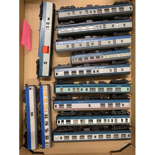 327 - 12 x 00 Gauge plastic TRIANG, TTR, Mainline, LIMA, Joeuf, Intercity Mark II Lot 
 Condition 5 
  
 5... 