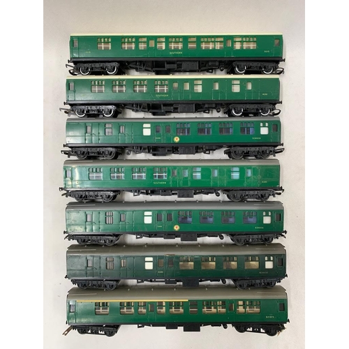 332 - 00 Gauge plastic TRIANG BR Southern Coach x 2 & 5 x TRIANG BR green Mark 1 coach 
 Condition 5 
  
 ... 