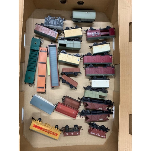 333 - 25 x 00 Gauge plastic box of freight rolling stock 
 Condition 5 
  
 591