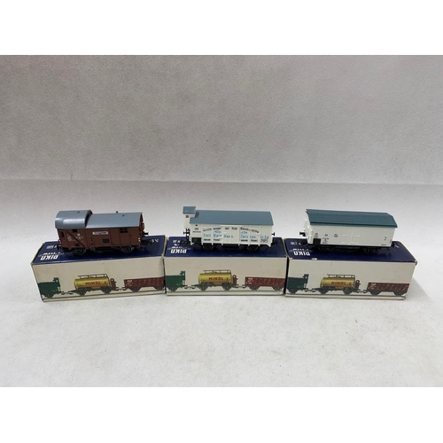 336 - 00 gauge plastic PIKO van set 
 Condition 1 
  
 594