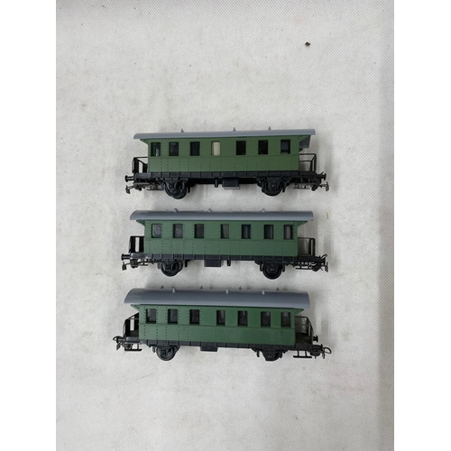 345 - 3 x 00 Gauge plastic PIKO HO 5-312-01 Green 19703 
 Condition 2 
  
 603