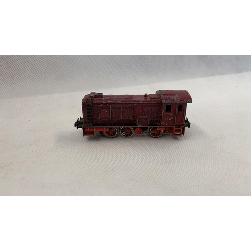 359 - RARE H0 gauge 3 rail Marklin 0-6-0 diesel engine in red, requires work, some spare parts in tray 
 C... 