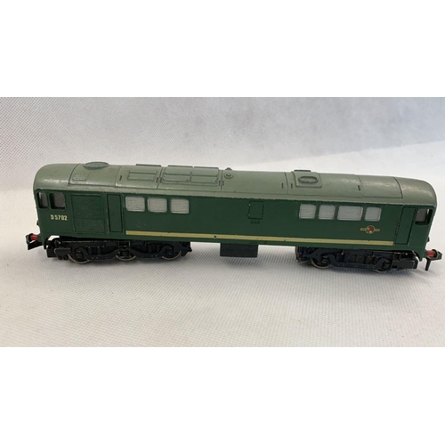 364 - 00 Gauge 3 rail Hornby Dublo D5702 in BR green 2233 
 Condition 4 
  
 802