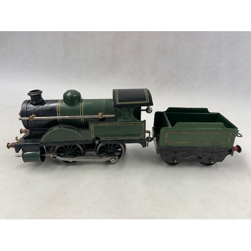 424 - Bassett Lowke 0 Gauge clockwork engine, Tender in GN Green, tin plate, unnumbered 
 Condition 2-3 
 ... 