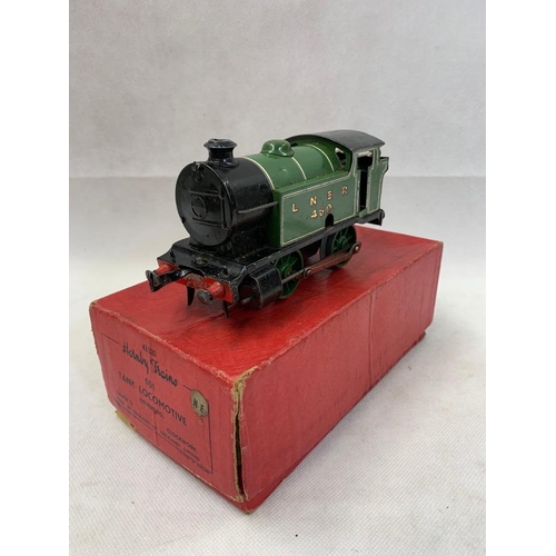 442 - Hornby 0 Gauge clockwork locomotive no. 101, reversing with key, LNER 460 engine, playworn 
 Conditi... 