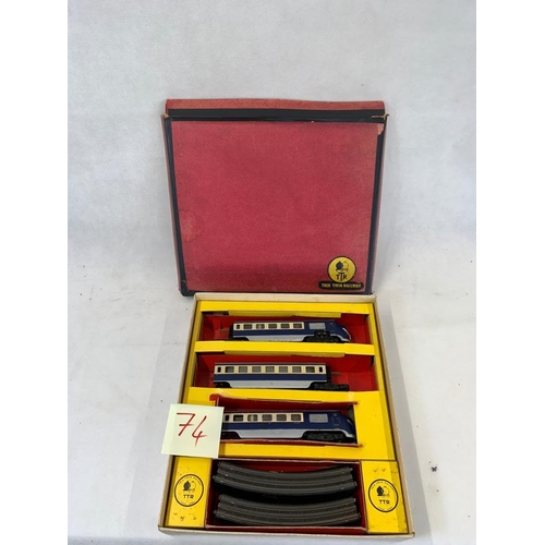 445 - 3 Trix 00 Gauge passenger set in manner of US trains. continental 3 car finished in blue & white wit... 