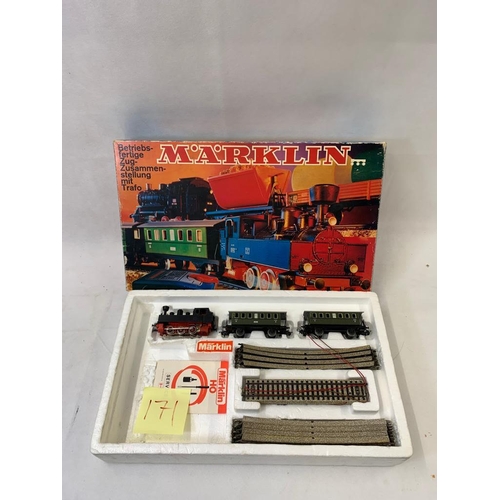 587 - MARKLIN HO gauge 3 rail electric train passenger set with 0-6-0 tank engine, 2 x 4 wheel passenger o... 