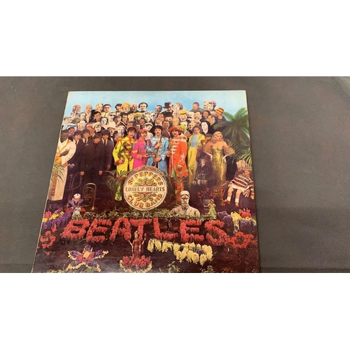 120 - Beatles 
 Sargeant Pepper PMC 7072, -1/-1 1St Press Mono with cut-out card, white inner Vinyl very g... 