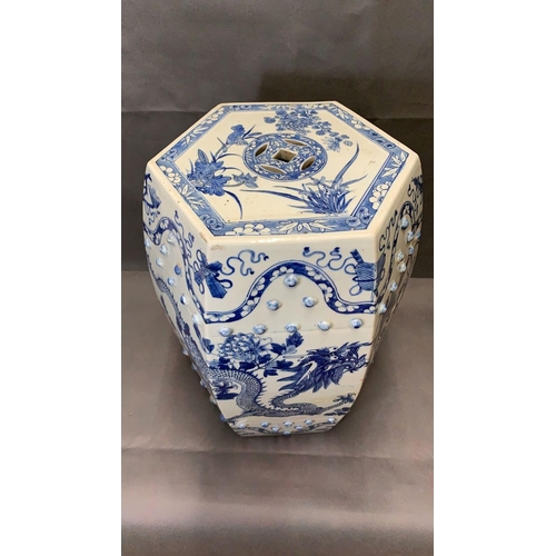 179 - A Chinese blue and white garden seat with dragon decoration 19th century (damages), 45.5 cm high