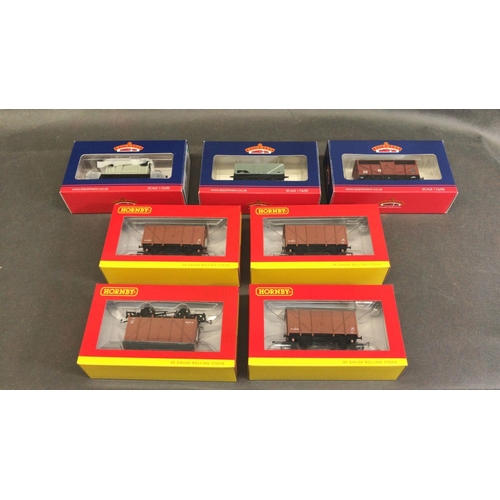 238 - Bachmann and Hornby 00 Gauge freight rolling stock with a mix of wagons, 7 in total, boxed and mint ... 