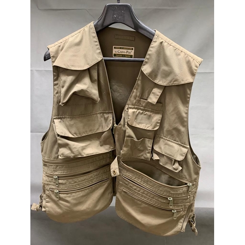 147 - Cam-fis hunting and fishing vest size L, multi front pockets and rear poacher pocket, good condition