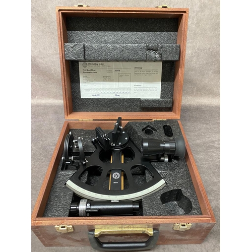 83 - Freiberger Drum Sextant - Split View 
 
 A top of the range sextant, ideal for commercial sailing us... 