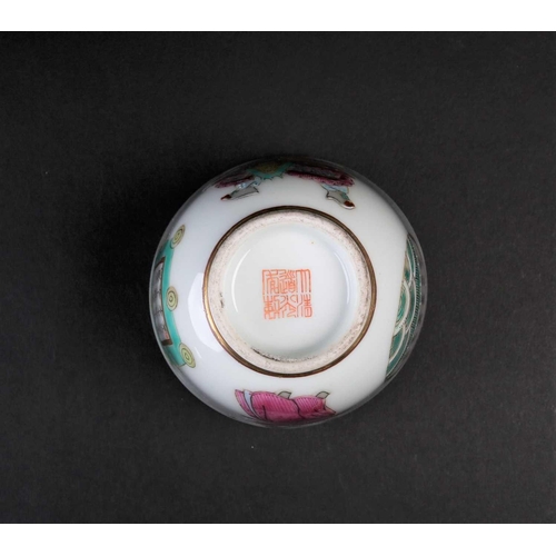 175 - A Chinese Wu Shuang Pu porcelain wine cup, 19th/20th century, painted with Li Bi (Changyuan) & Qian ... 