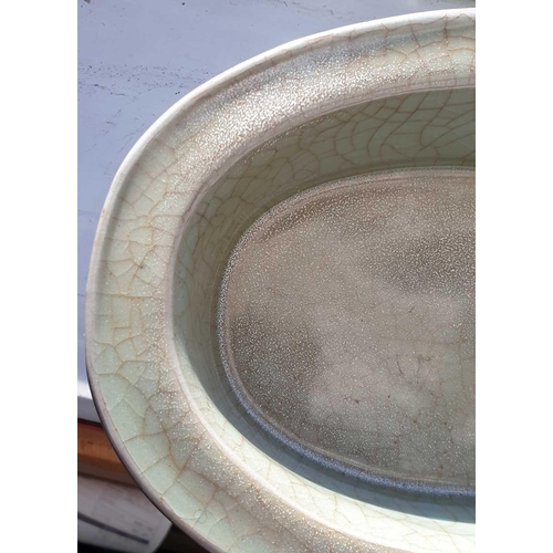 203 - A Chinese celadon jardiniere, 中国，青瓷花盆一件，20世纪 20th century, the flat rim and deep well with a grey/gr... 