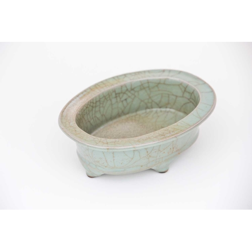 203 - A Chinese celadon jardiniere, 中国，青瓷花盆一件，20世纪 20th century, the flat rim and deep well with a grey/gr... 