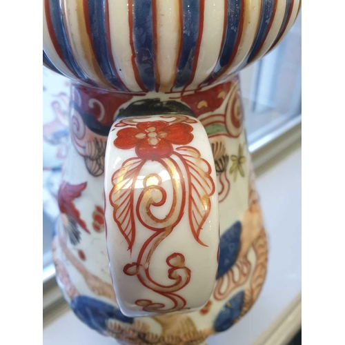 218 - An Imari pattern cistern, probably Samson of Paris, in the 17th century style but later, decorated i... 