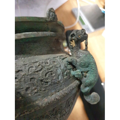 253 - A Chinese bronze Xian, Han Dynasty, 中国，青铜甗一件，汉代 the upper section with a fixed dished plate, the int... 