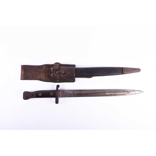 429 - A British 1888 pattern Lee Metford bayonet, the ricasso stamped with a crown above VR, 11, '00, EFD,... 